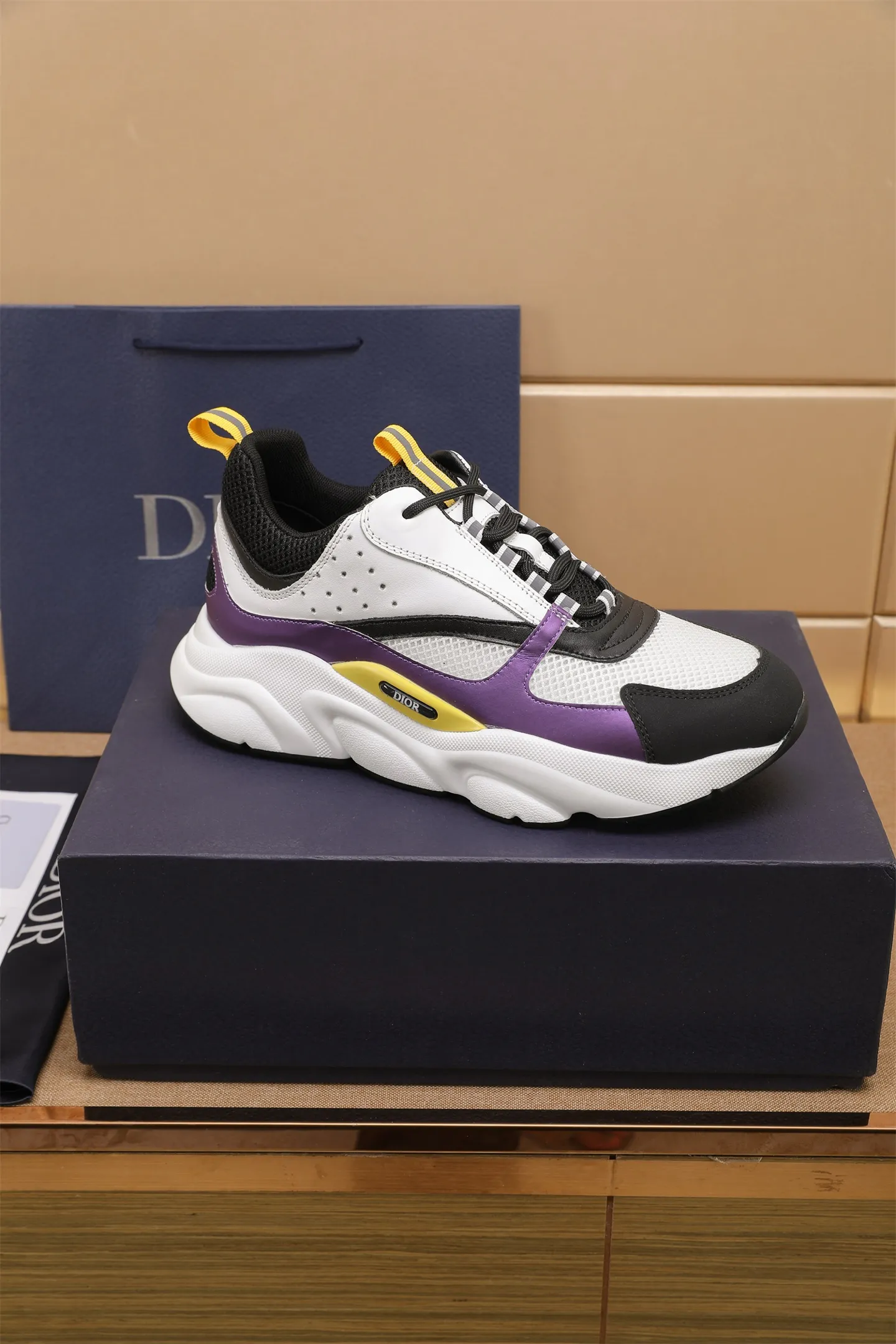 Factory price: 460💰Dior’s top version of D’s b22 men’s sports shoes. Inspired by retro running styles, the chunky low-top silhouette features gray calf leather and blue and white mesh fabric uppers, atop a black, white and blue engraved rubber sole. Nylon ribbon accents the blue mesh tongue and heel counter, and a "dio~" logo appears on the side. Pair it with a suit for a striking contrast and add a sportswear-chic edge to your look. The thick sole can be about 4cm~ Size: 38-45, [46, 47 customized]